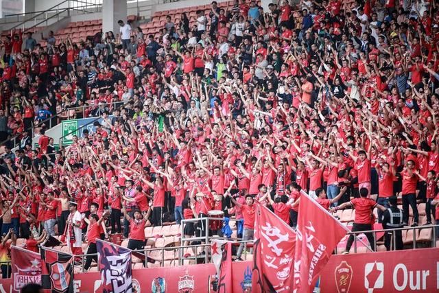 哈登首次参与骑士媒体日 分享个人定妆照